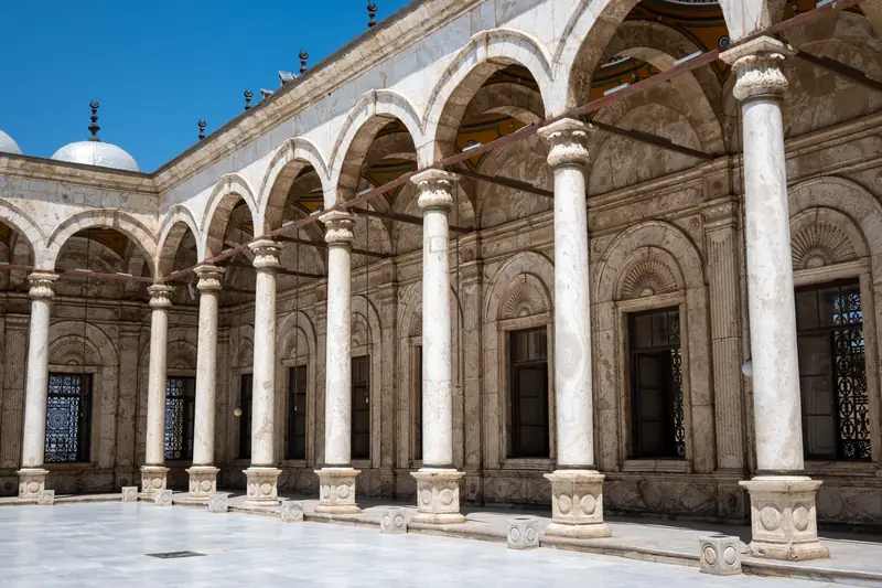 Säulengang aus hellem Stein im Hof der Muhammad-Ali-Moschee