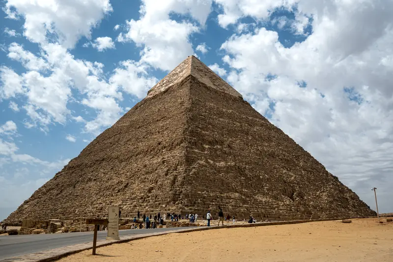 Die Chephren-Pyramide unter blauem Himmel mit Wolken