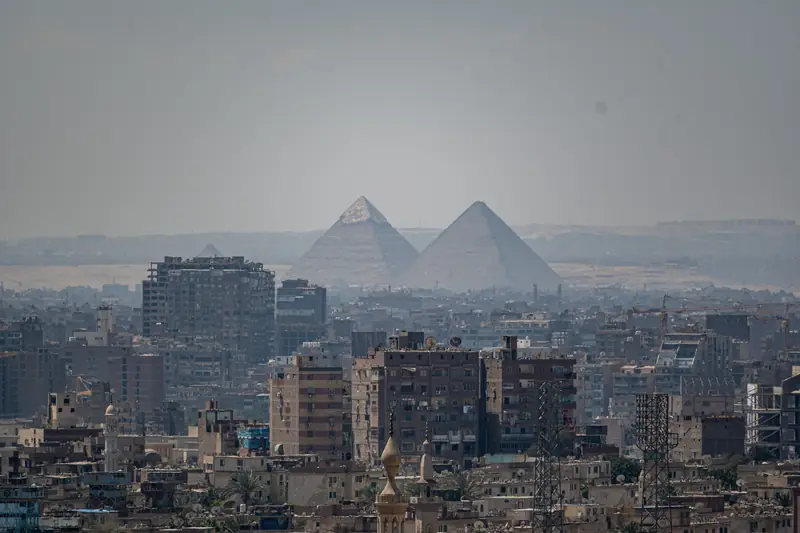 Die Pyramiden im Dunst über dem Häusermeer von Kairo