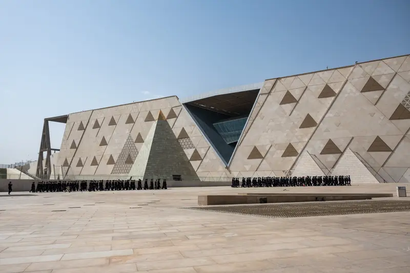 Die Fassade des Grand Egyptian Museum mit dreieckigen Mustern