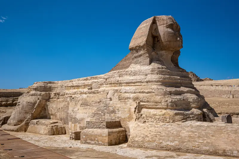 Die Sphinx von Gizeh im Profil vor tiefblauem Himmel