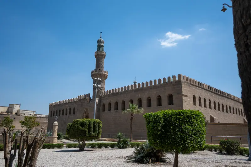 Moschee mit Minarett und Zinnenmauer auf der Zitadelle von Kairo