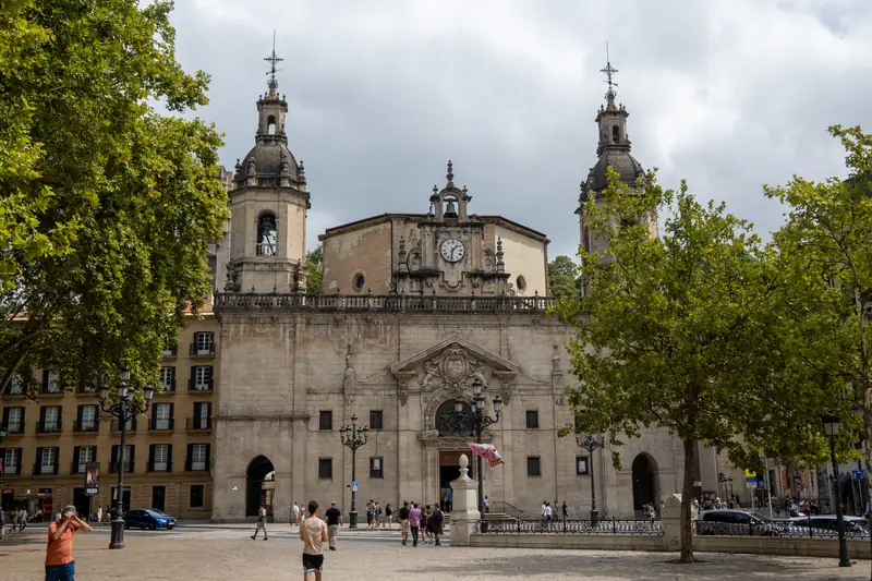 Barockkirche mit zwei Türmen an einem Platz in Bilbao