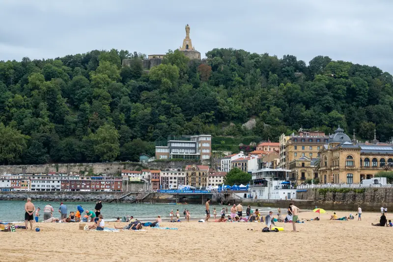 Der Strand La Concha in San Sebastián, darüber der Berg Urgull mit Christusstatue