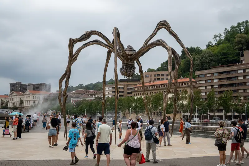 Die riesige Spinnenskulptur Maman vor dem Guggenheim-Museum in Bilbao, darunter Besucher