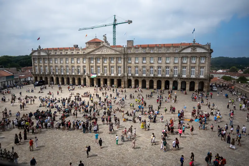 Der Platz vor der Kathedrale von Santiago de Compostela voller Pilger, von oben