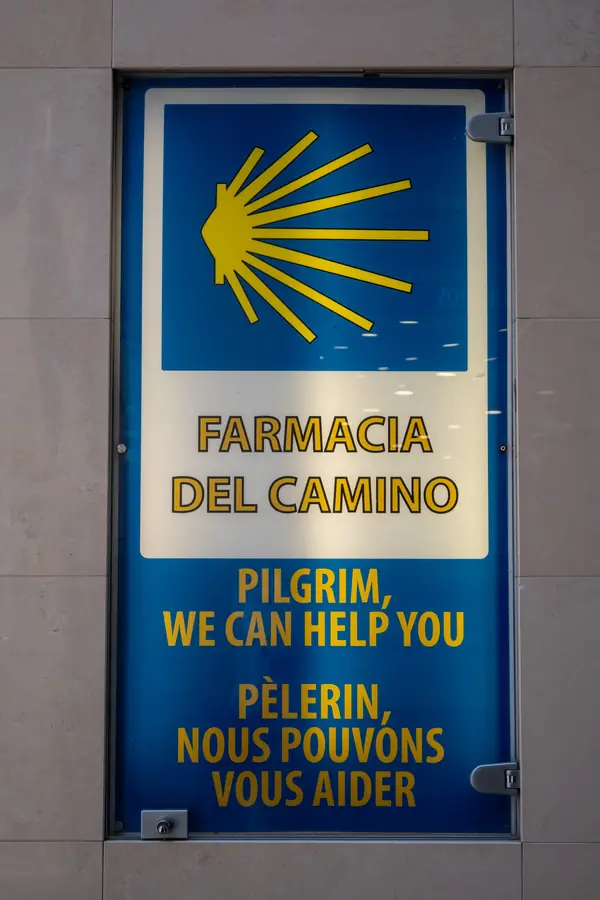 Schild Farmacia del Camino mit Jakobsmuschel: Pilgrim, we can help you