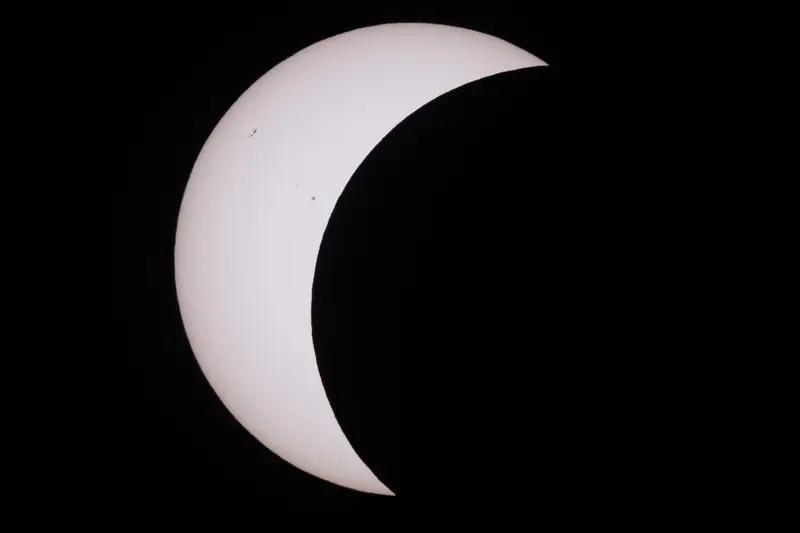 Die Sonne als schmale Sichel, der Mond hat sich fast ganz davor geschoben