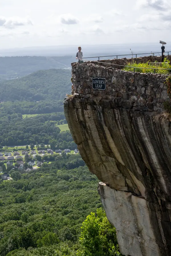 Felsvorsprung am Lookout Mountain mit weitem Blick über das bewaldete Tal