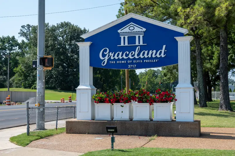 Blaues Schild Graceland, The Home of Elvis Presley