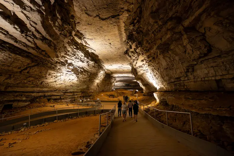 Ein beleuchteter Gang in der Mammoth Cave