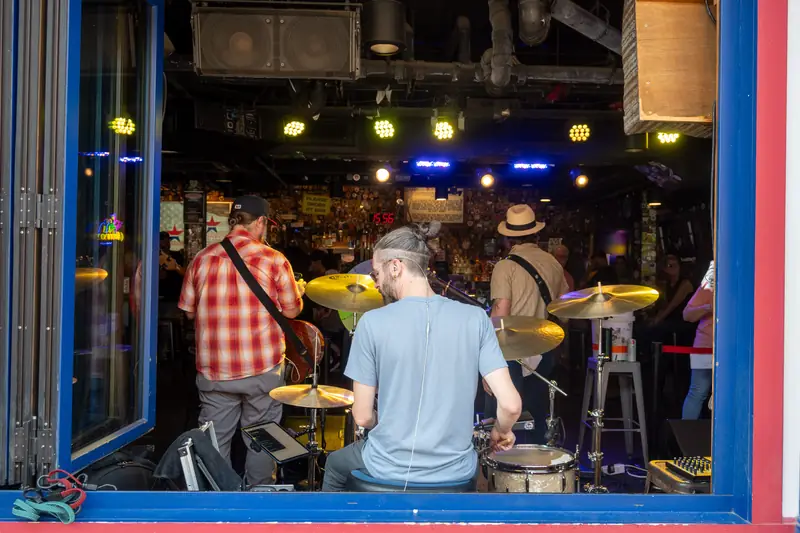Eine Band spielt hinter einem offenen Fenster in einer Bar in Nashville