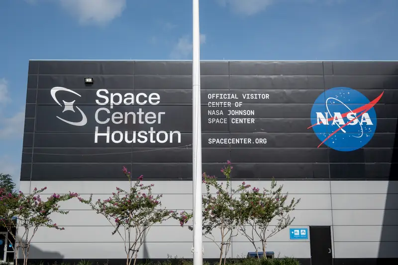 Eingang des Space Center Houston mit NASA-Logo