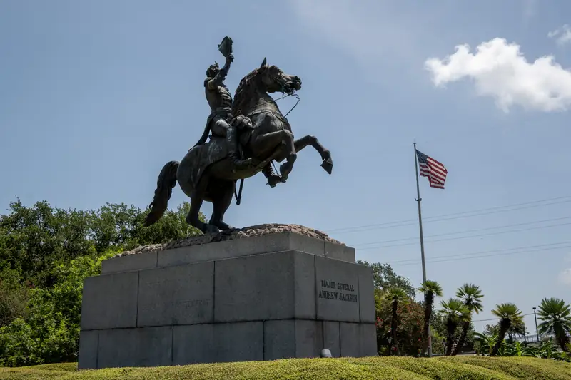 Reiterstandbild von Andrew Jackson, daneben eine amerikanische Flagge