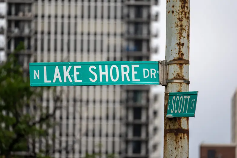 Grünes Straßenschild N Lake Shore Dr an einem rostigen Mast