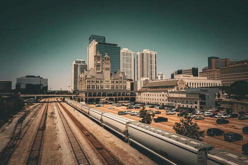 Gleise führen auf die Skyline von Nashville und die alte Union Station zu