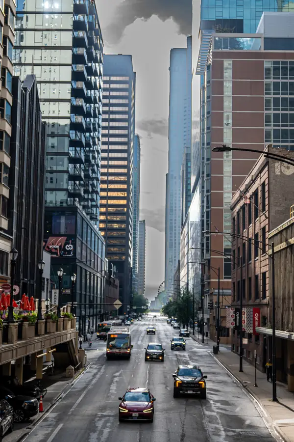 Häuserschlucht in Chicago mit Hochhäusern und gelben Taxis