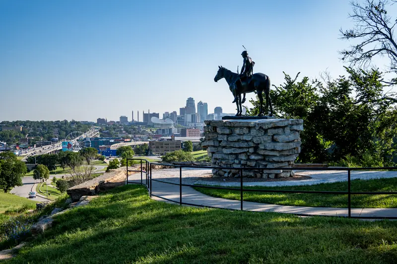 Reiterstatue The Scout über der Skyline von Kansas City