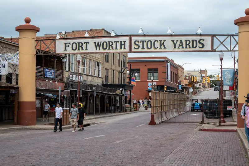 Das Tor Fort Worth Stock Yards über einer gepflasterten Straße