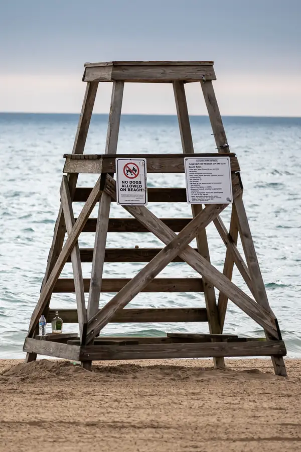 Hölzerner Rettungsschwimmer-Turm am Strand des Michigansees