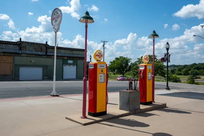 Zwei alte rot-gelbe Zapfsäulen an einer stillgelegten Tankstelle